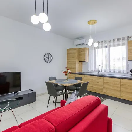 Modern With Sofabed & Balcony In By 360 Estates Apartment *